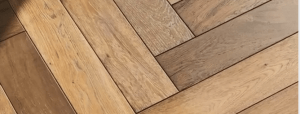 Parquet contrecollé bâton rompu cognac en chêne naturel pour aménagement intérieur haut de gamme
