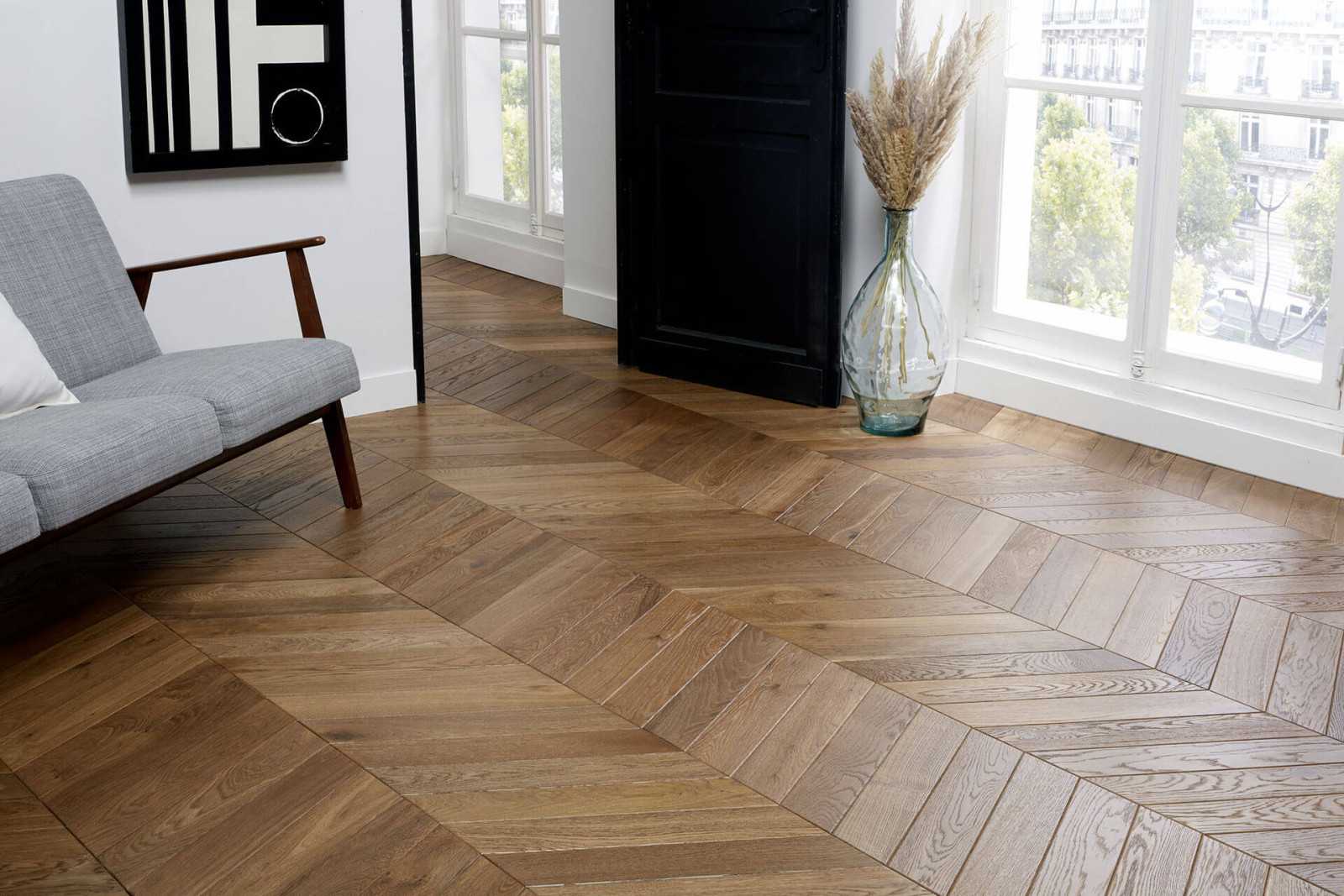 Parquet contrecollé point de Hongrie en bois naturel dans un intérieur contemporain haut de gamme