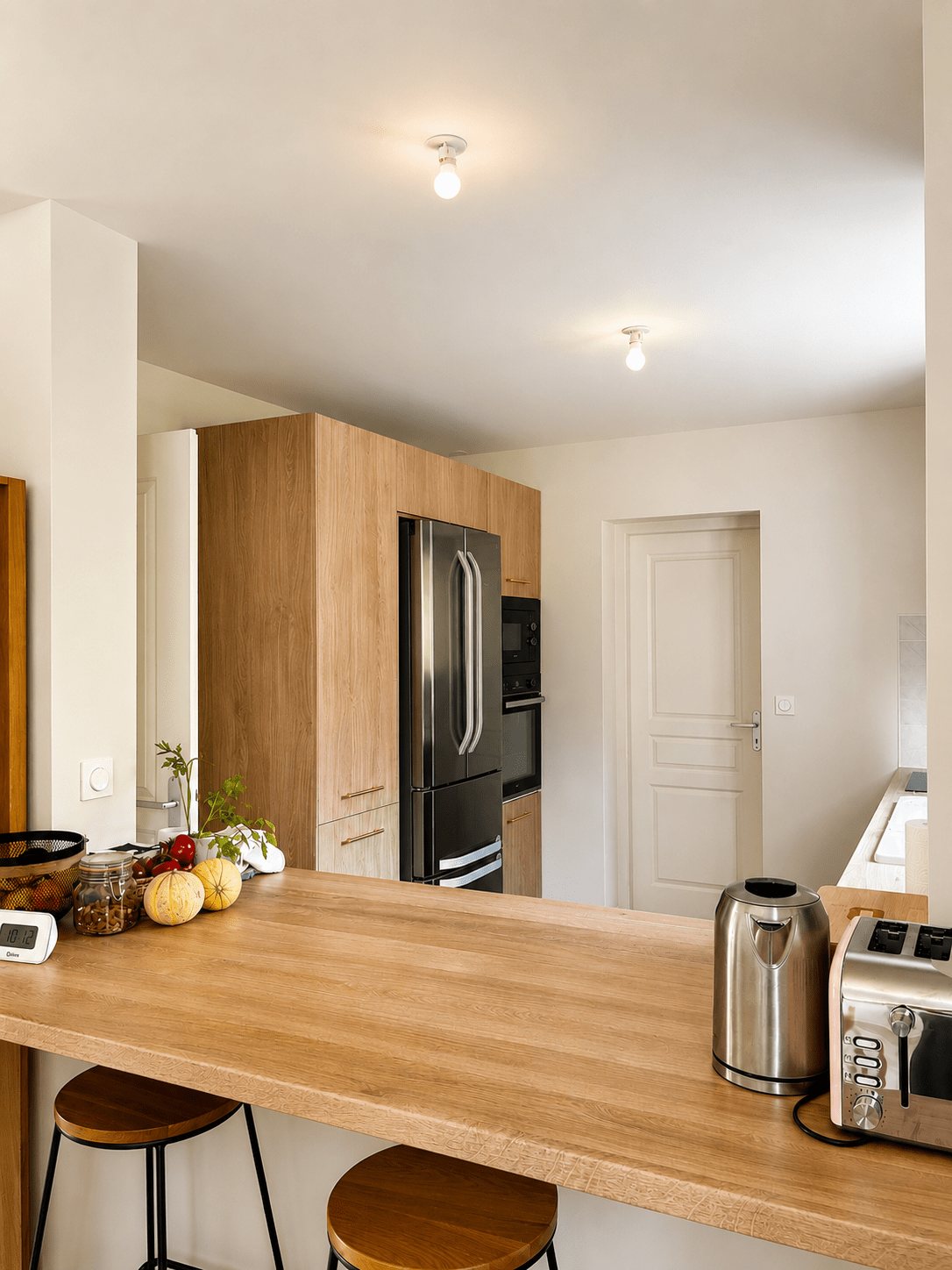 Cuisine r&eacute;nov&eacute;e ouverte sur la pi&egrave;ce de vie avec &icirc;lot en bois, meubles effet ch&ecirc;ne, &eacute;lectrom&eacute;nager int&eacute;gr&eacute; et ambiance chaleureuse et lumineuse.<br />
