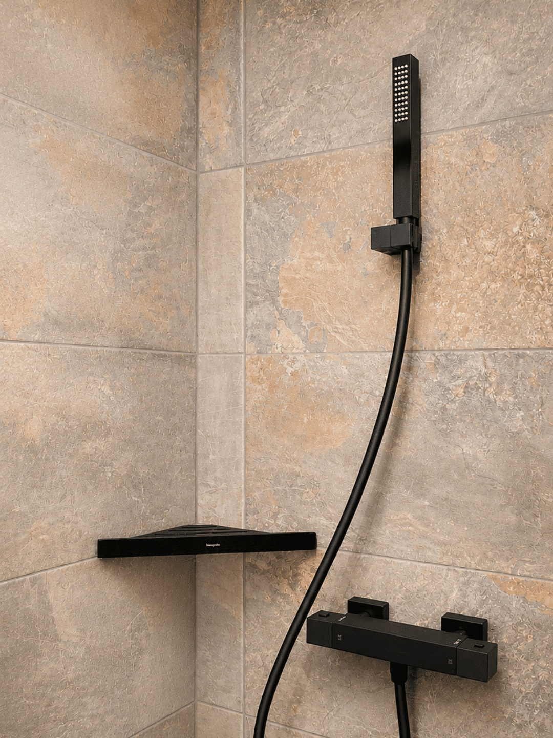 Douche avec robinetterie noire et carrelage beige – rénovation de salle de bain à Montpellier