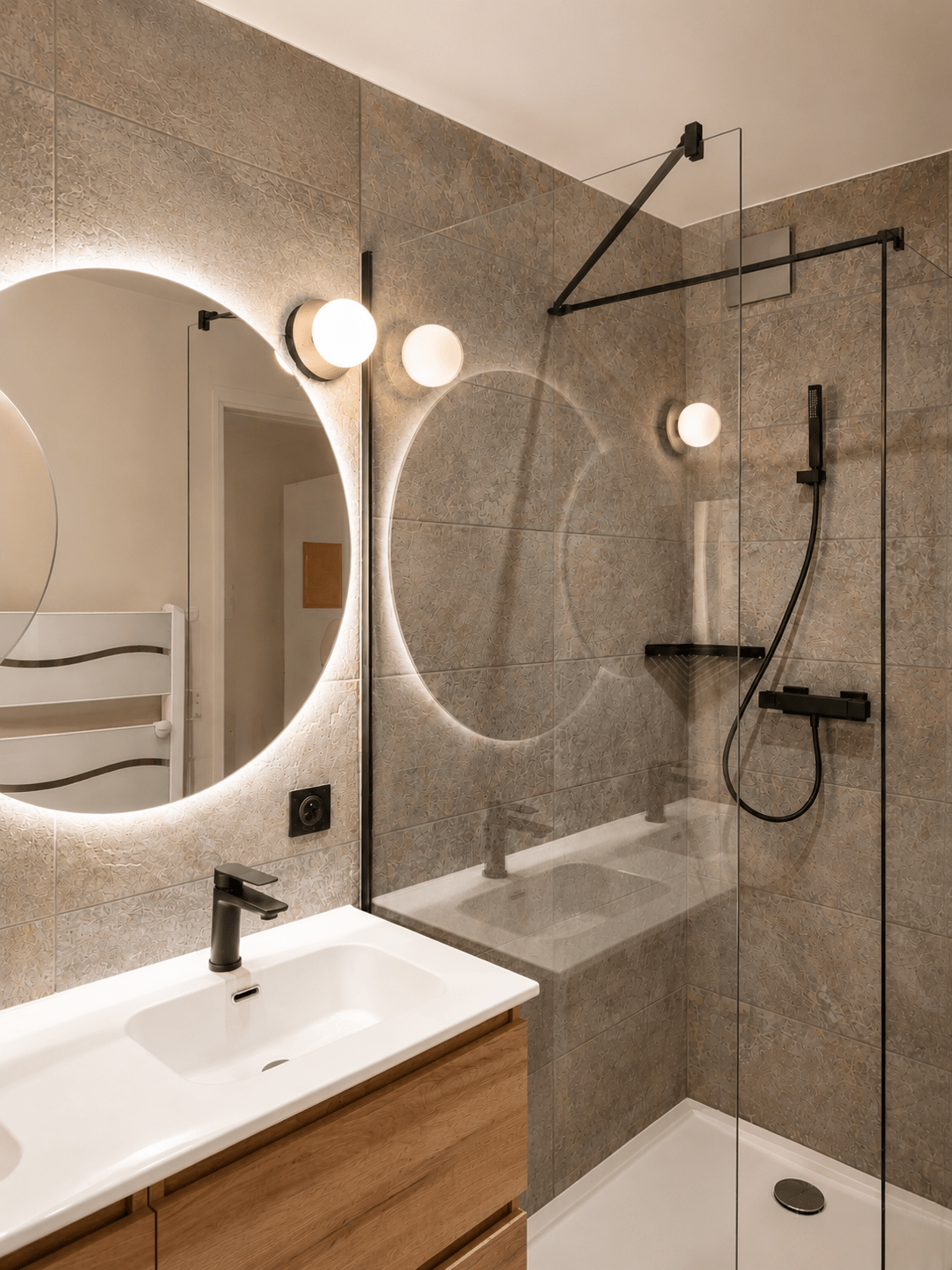 Salle de bain r&eacute;nov&eacute;e &agrave; Lattes avec douche &agrave; l'italienne, meuble vasque en bois, robinetterie noire et miroir LED par H&C R&eacute;novation.